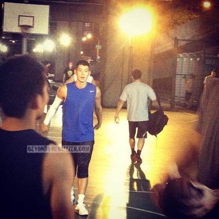 Jeremy Lin et David Lee sur un playground de Taiwan