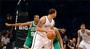 Deron Williams touché mais pas coulé