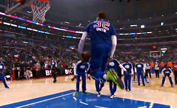 Blake Griffin claque un magnifique rider à l’échauffement