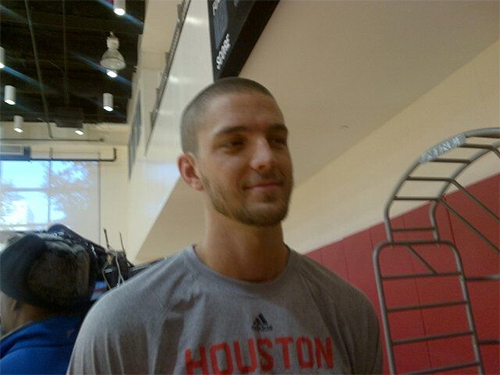 Chandler Parsons se rase pour un fan atteint du cancer