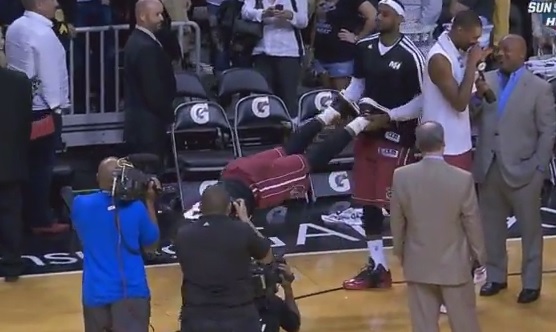 Vidéo : LeBron et Wade font la brouette et trollent l’interview de Bosh