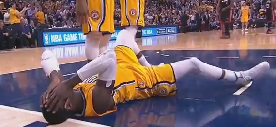 Vidéo : LeBron James met Roy Hibbert KO