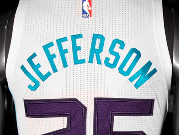 Le logo NBA dans le dos des maillots !