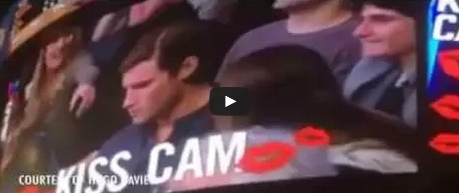 Kiss Cam : Snobée par son petit ami, elle se rabat sur son voisin de gauche