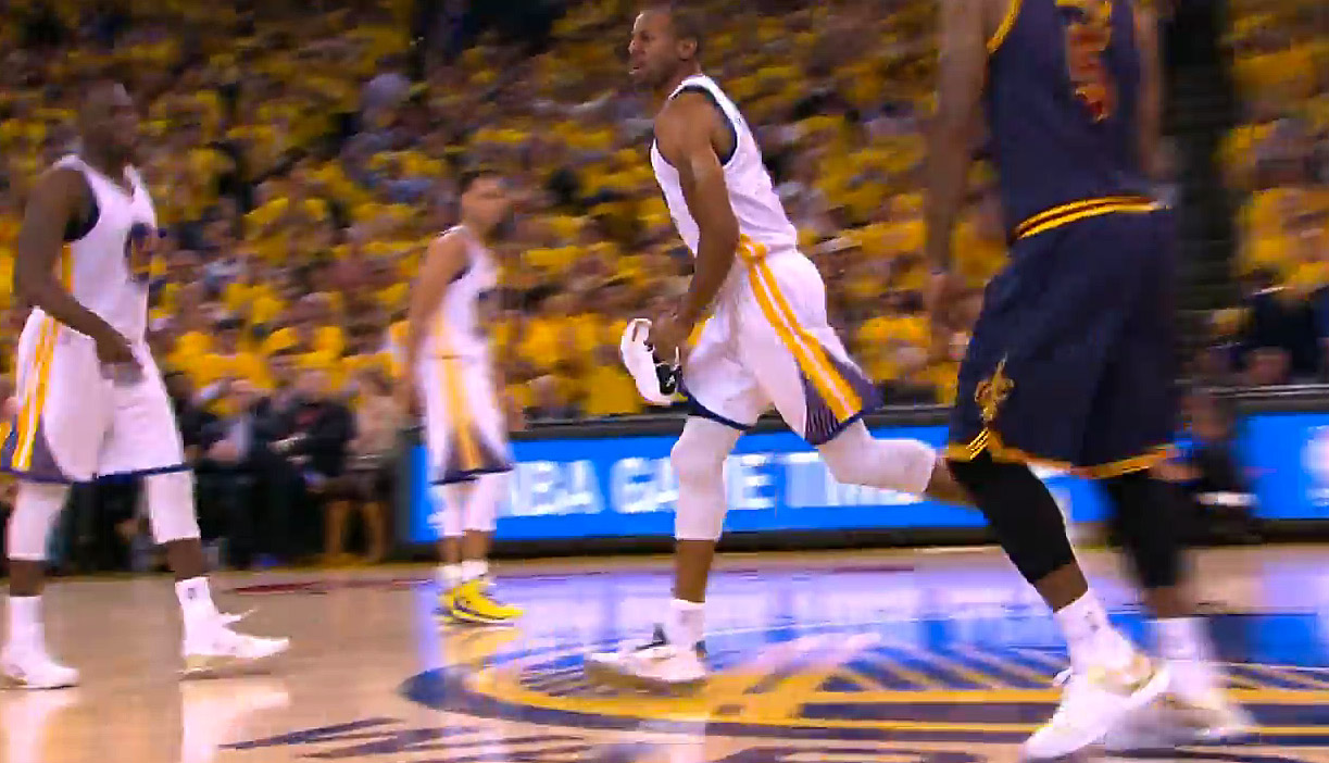 Quand Andre Iguodala rentre un trois-points sans une chaussure