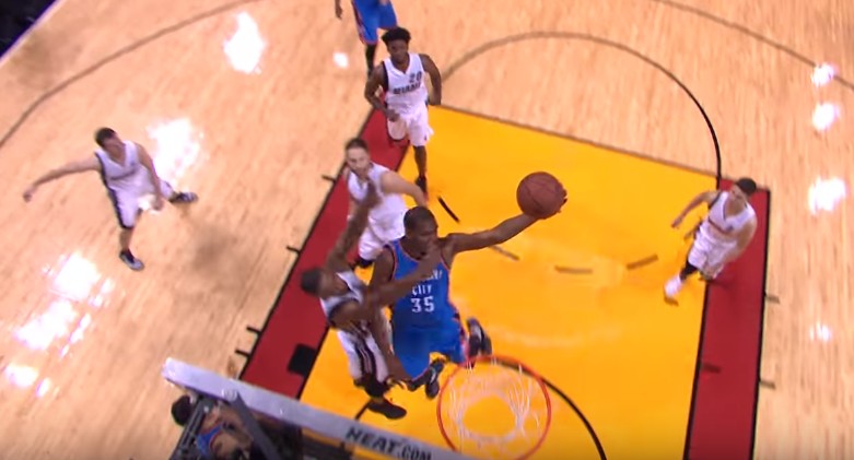 Poster : Kevin Durant grimpe sur Chris Bosh