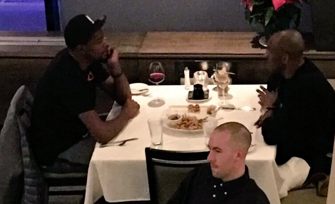 Kobe Bryant et Kevin Durant grillés ensemble dans un restaurant…