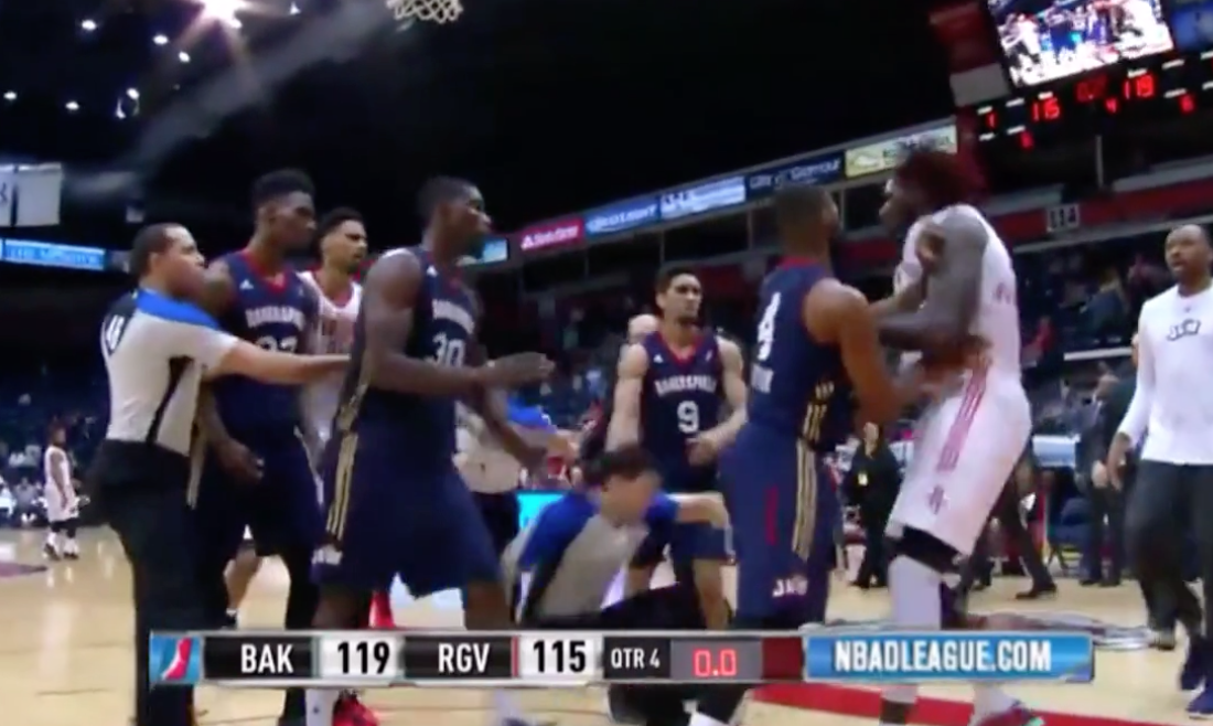 Bye Bye la NBA : Montrezl Harrell bouscule violemment un arbitre !