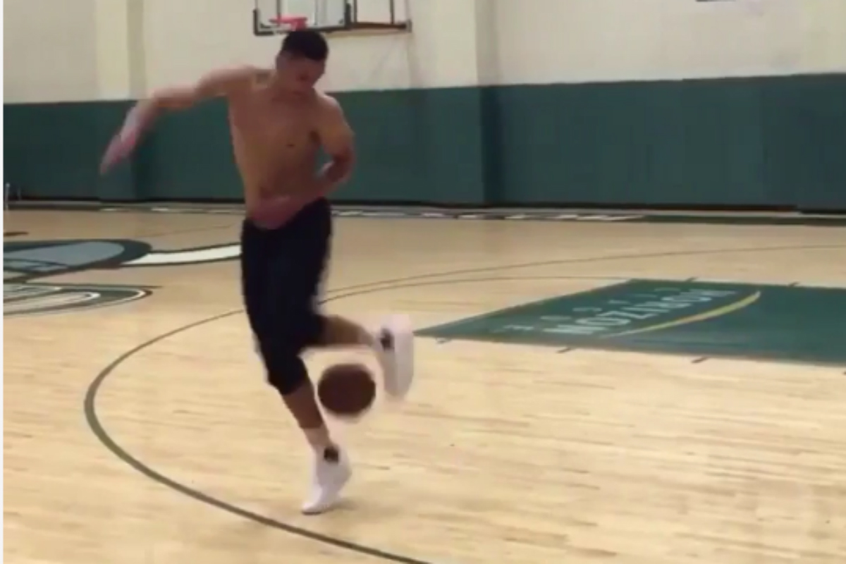 Ben Simmons mélange soccer et basket à l’entraînement