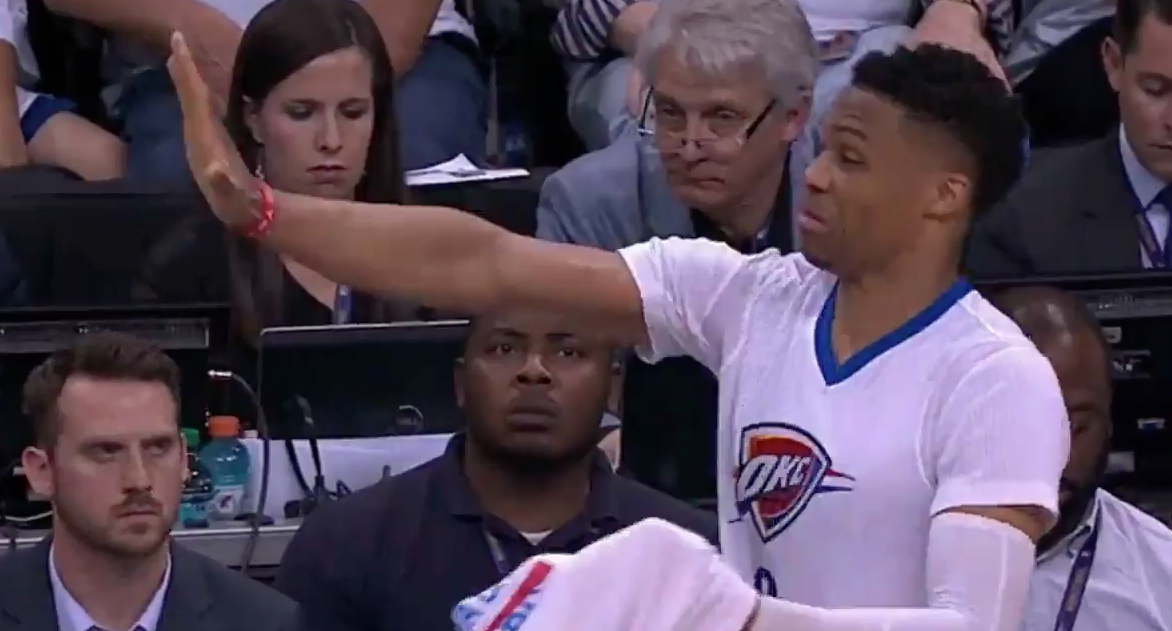 Russell Westbrook se fout de la gueule d’un arbitre !