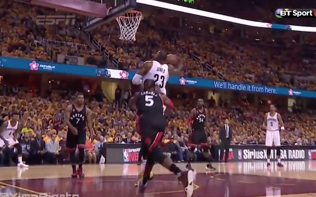 LeBron James pète tout sur un énorme dunk !