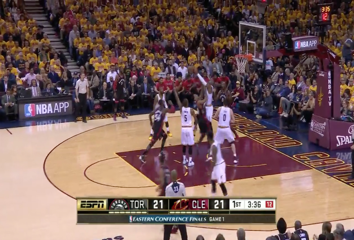 DeRozan se fait clouer au sol par LeBron James