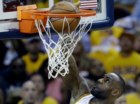 LeBron James dégonfle presque un ballon en dunkant