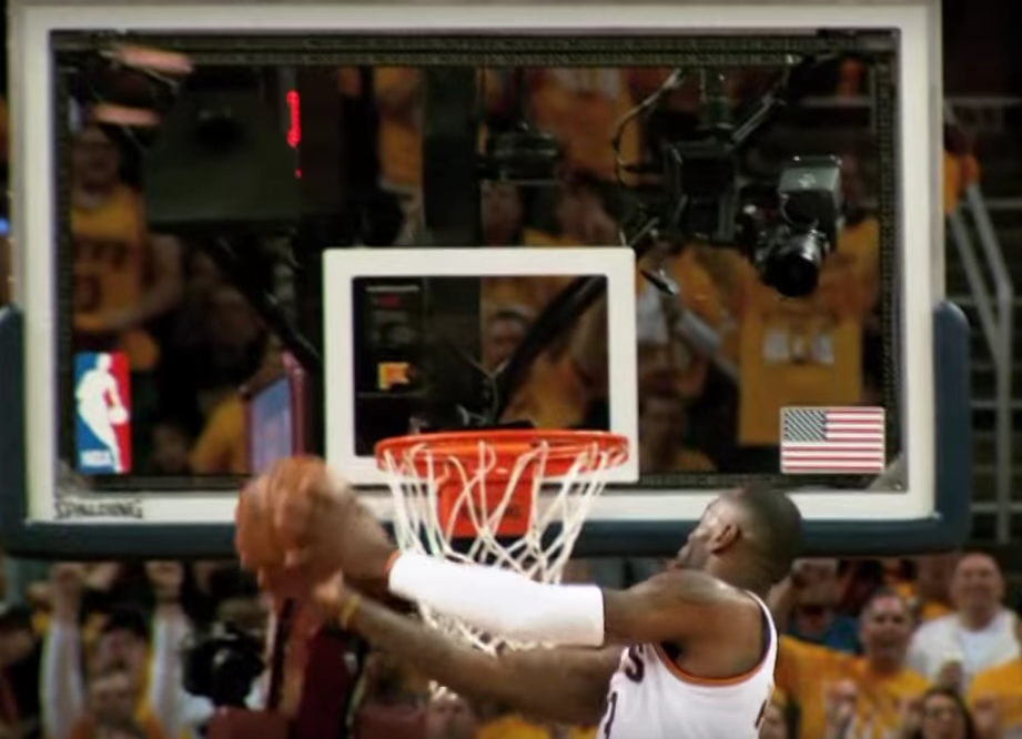 LeBron James claque un gros reverse dunk