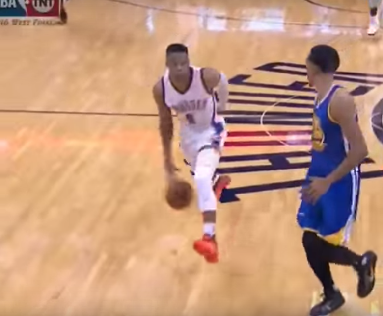 Russell Westbrook envoie une passe… entre les jambes !