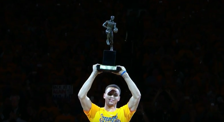 Stephen Curry ovationné pour son trophée de MVP