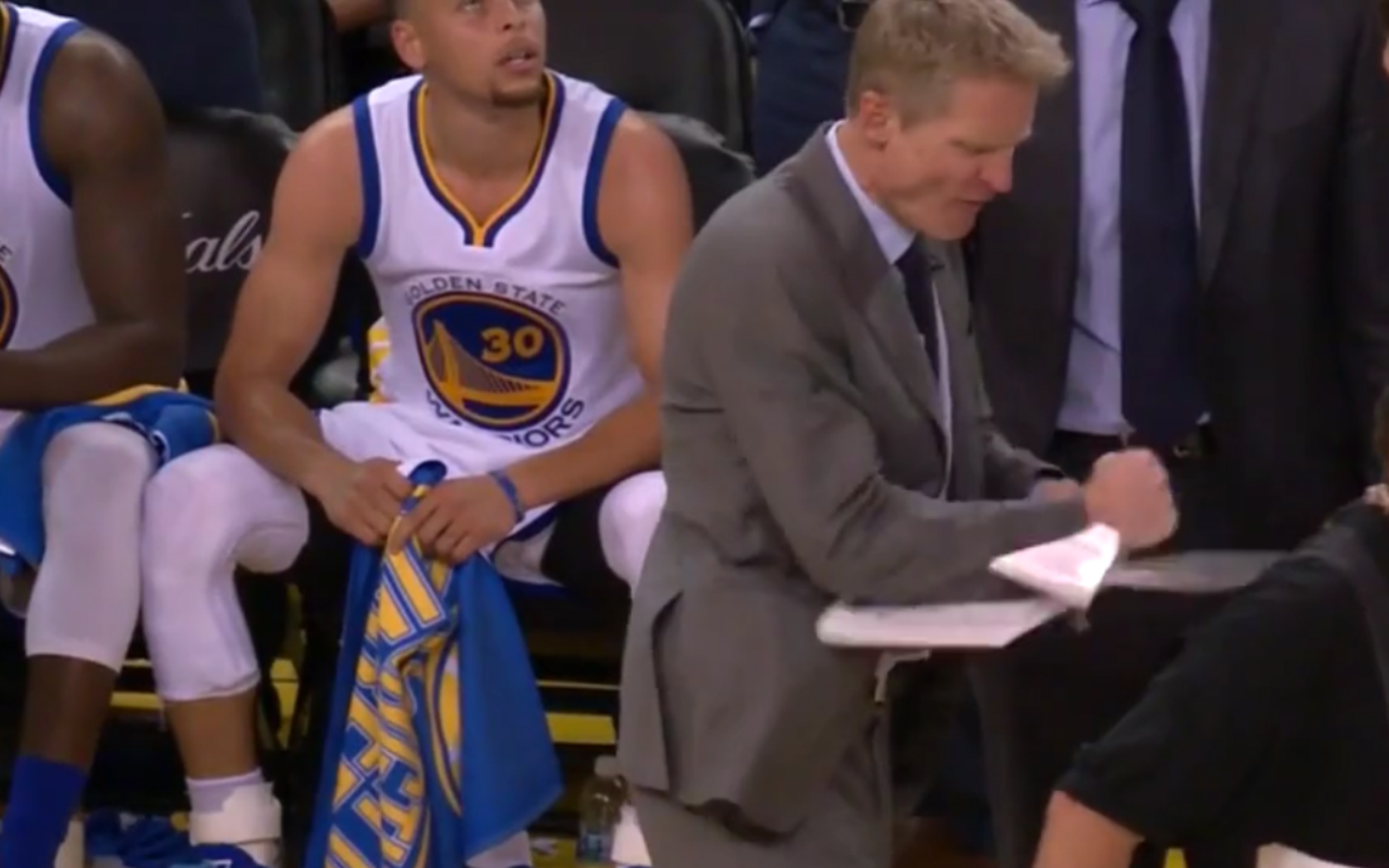 Steve Kerr fracasse sa plaquette façon Bruce Lee