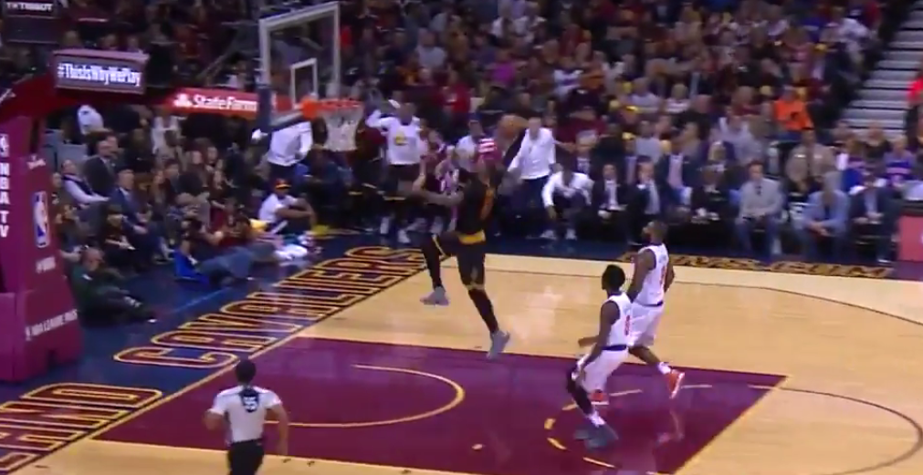 LeBron James efface deux plots avant de claquer un gros dunk !