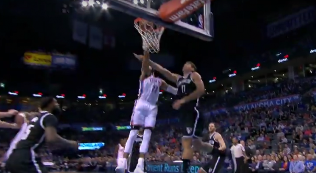 Le gros poster d’Andre Robertson sur la face de Brook Lopez !