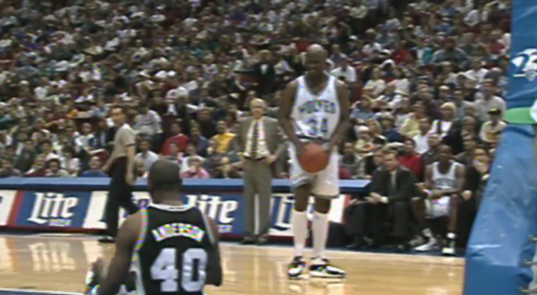 Vintage : Isaiah Rider sort le cross et le sourire de la mort à son adversaire