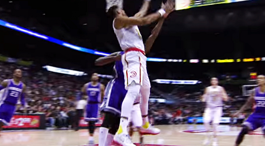 Thabo Sefolosha réussit un lay-up incroyable