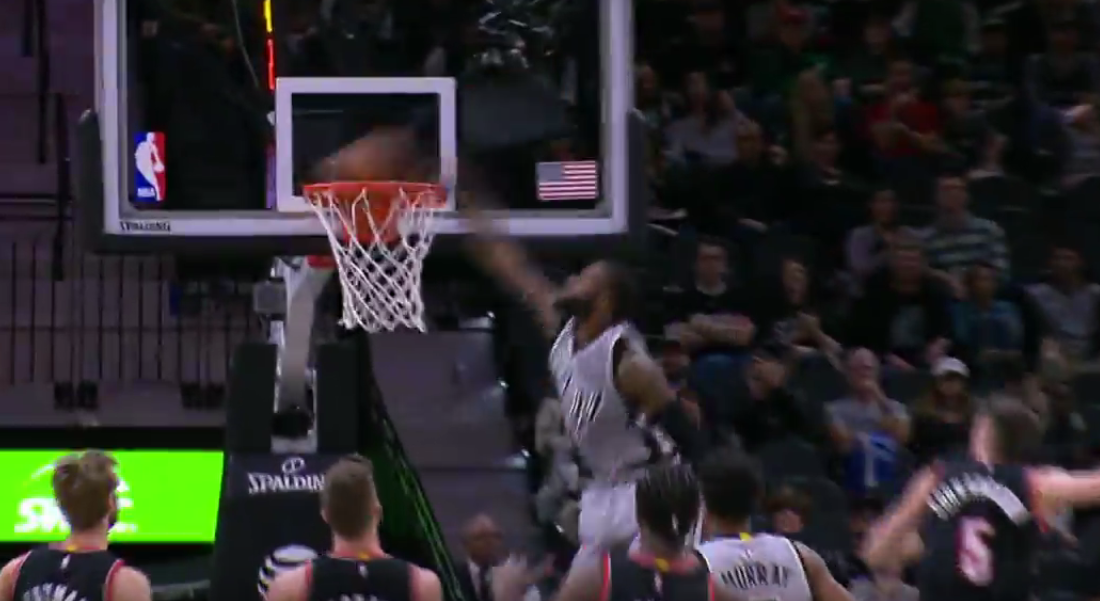 Lancé en contre, Jonathon Simmons claque un énorme dunk !