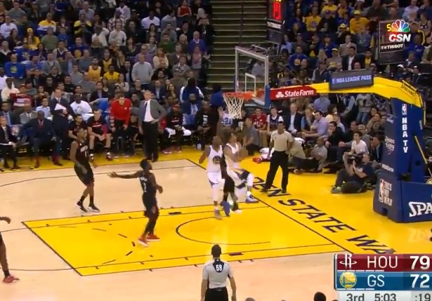 Acrobate : Stephen Curry rentre un lay-up incroyable !