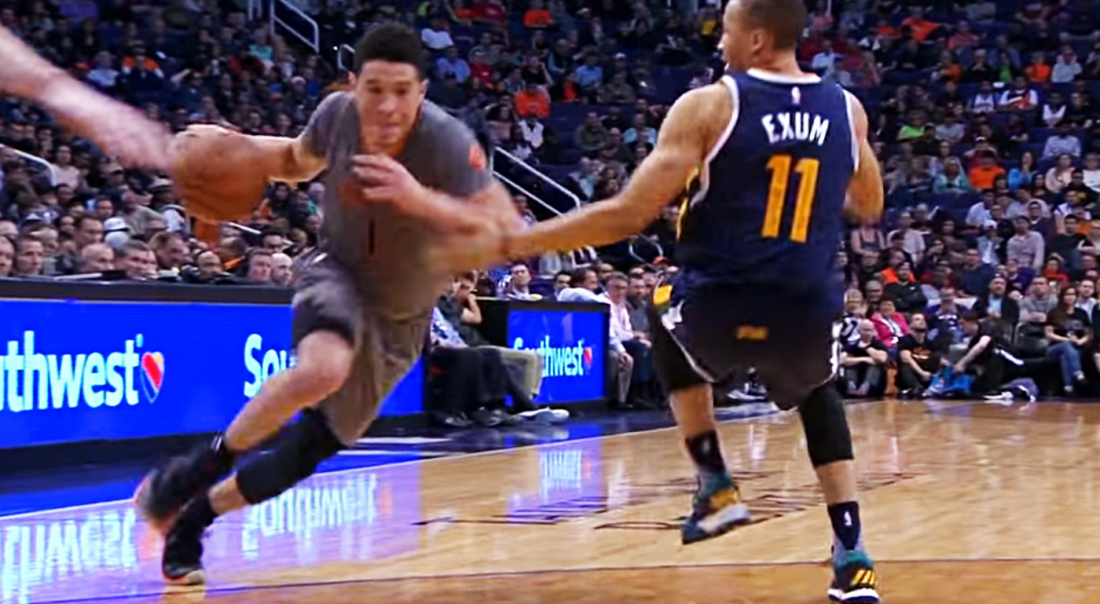 Devin Booker fait tomber Dante Exum sur un cross