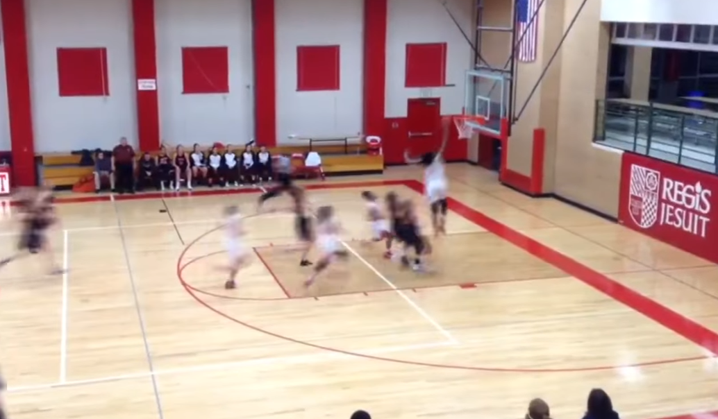 A 15 ans, elle dunke dans un match de lycée !