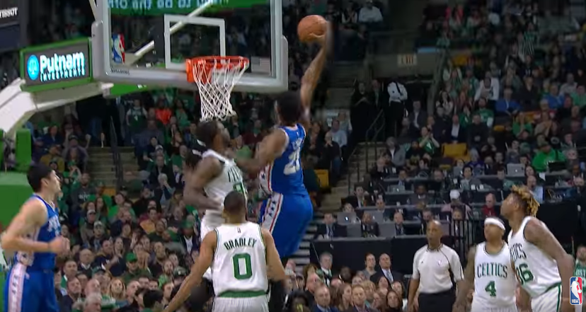 Joel Embiid met Horford dans le vent et claque un dunk sur Crowder