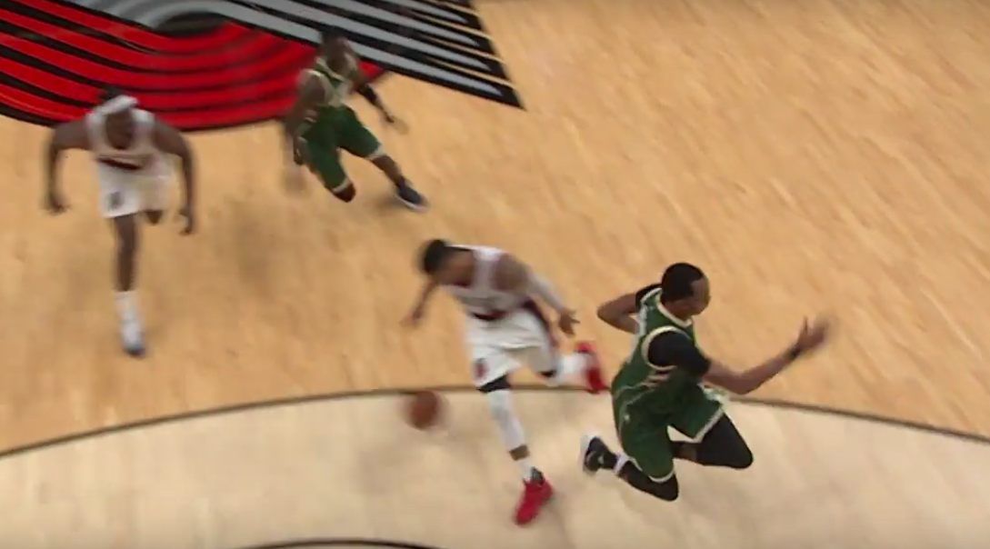 Le joli cross de Damian Lillard qui laisse John Henson sur le cul !