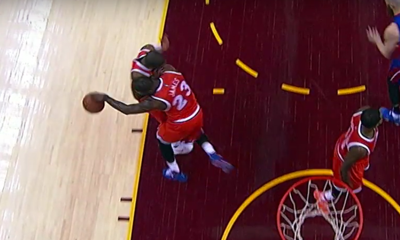 LeBron James fonce sur Kyrie Irving et le fait tomber !