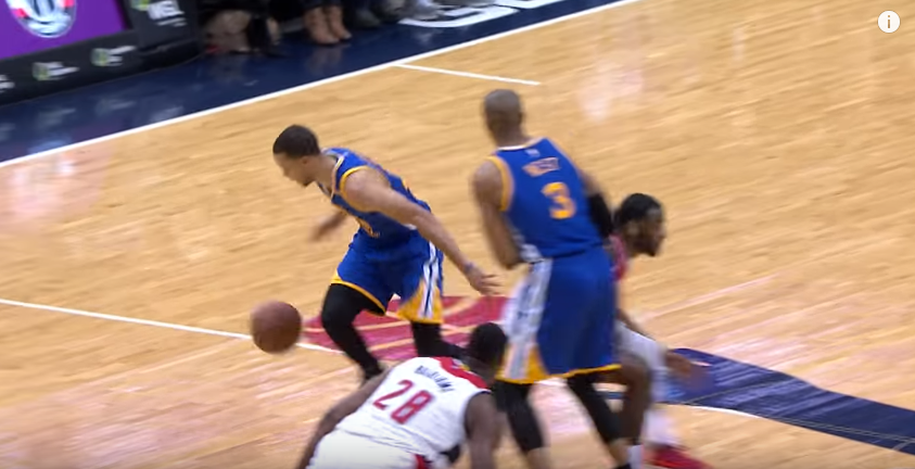 Stephen Curry met John Wall dans le vent avec un cross (et un pick)