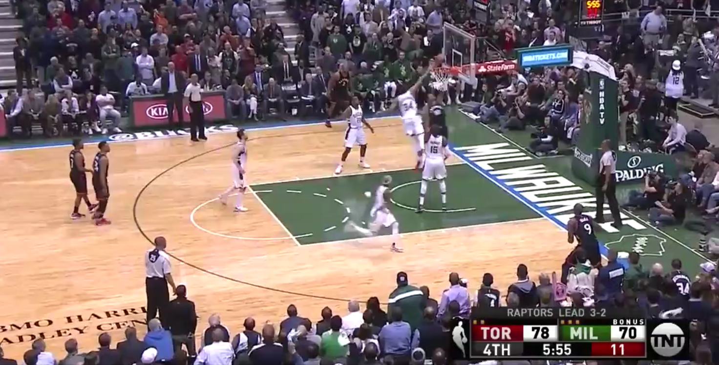 Giannis Antetokounmpo prend DeRozan en chasse et le bashe !