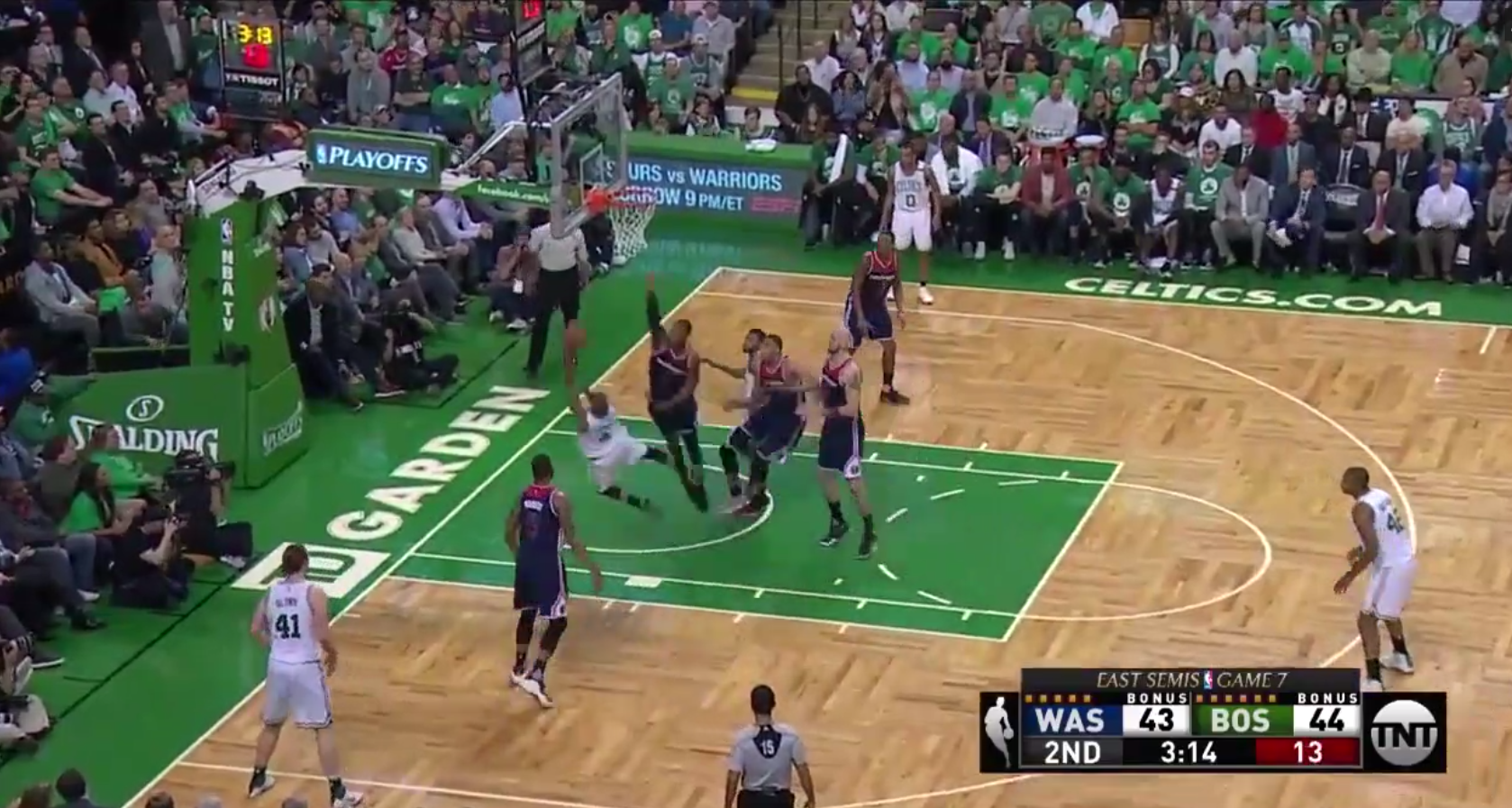 Isaiah Thomas rentre un circus shot totalement abusé !