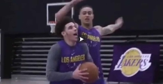 Lonzo Ball taffe Kyle Kuzma à l’entraînement