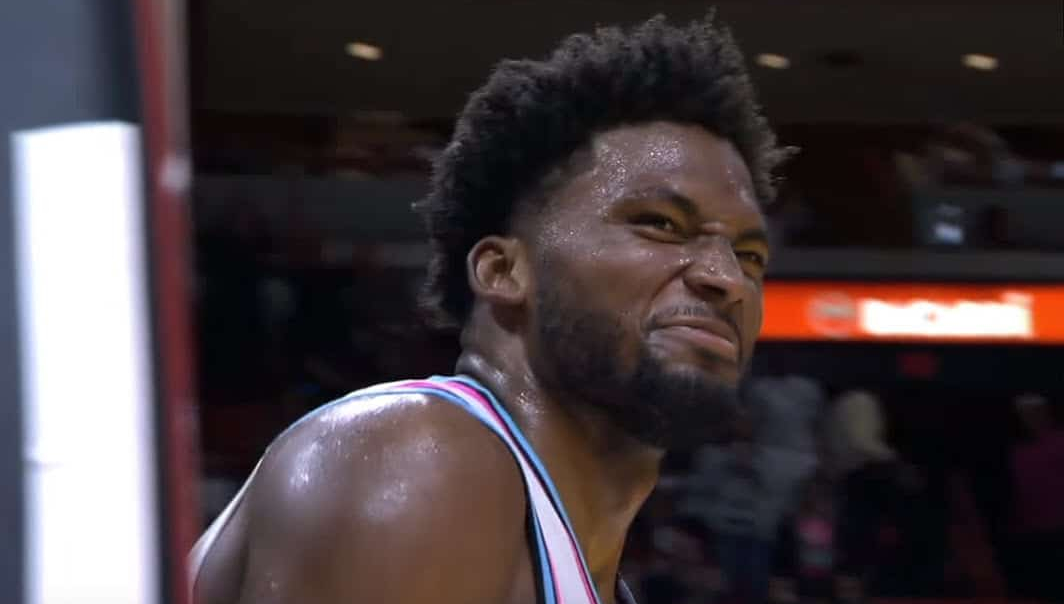 Justise Winslow claque un dunk malsain face à deux Suns