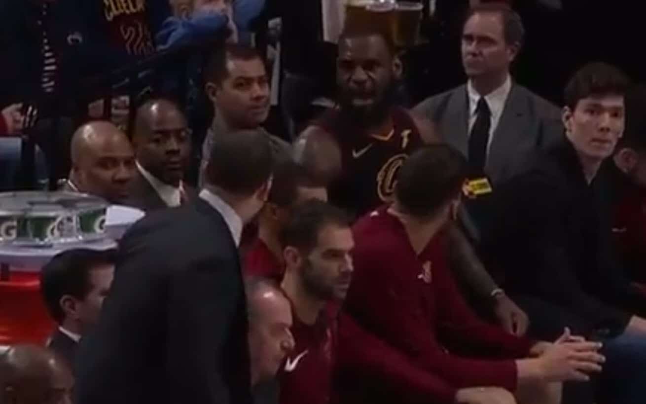 Prise de bec entre LeBron James et Tyronn Lue sur le banc