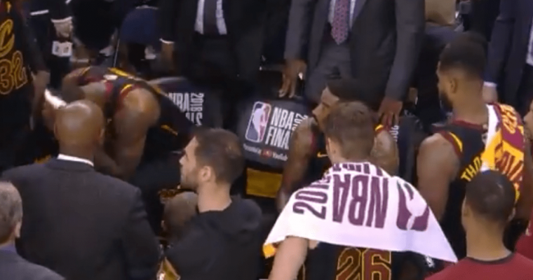 LeBron James Apprend Qu'il Restait Un TO Aux Cavs, Sa Réaction Est Culte