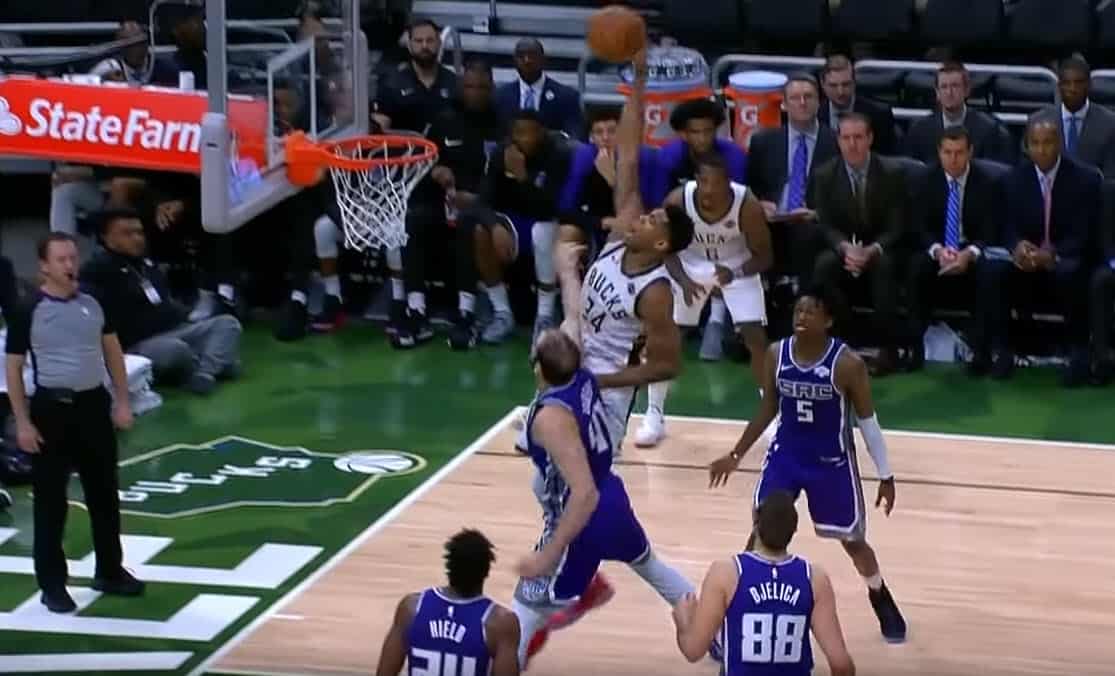 Giannis claque le dunk du début de saison sur Koufos !