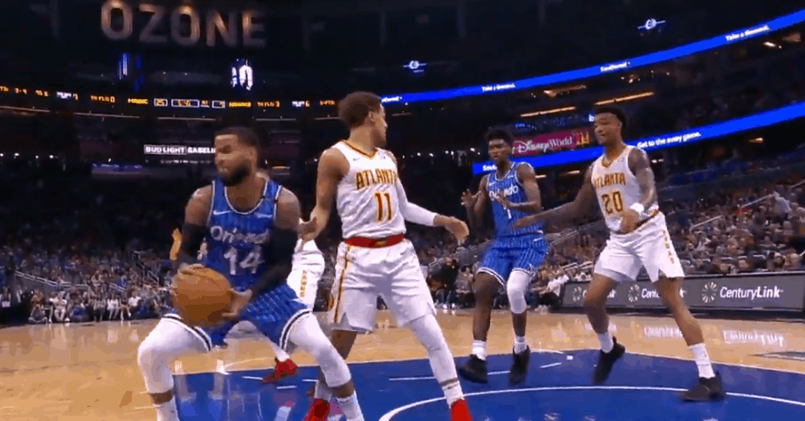 La superbe feinte de D.J. Augustin pour mettre Young dans le vent