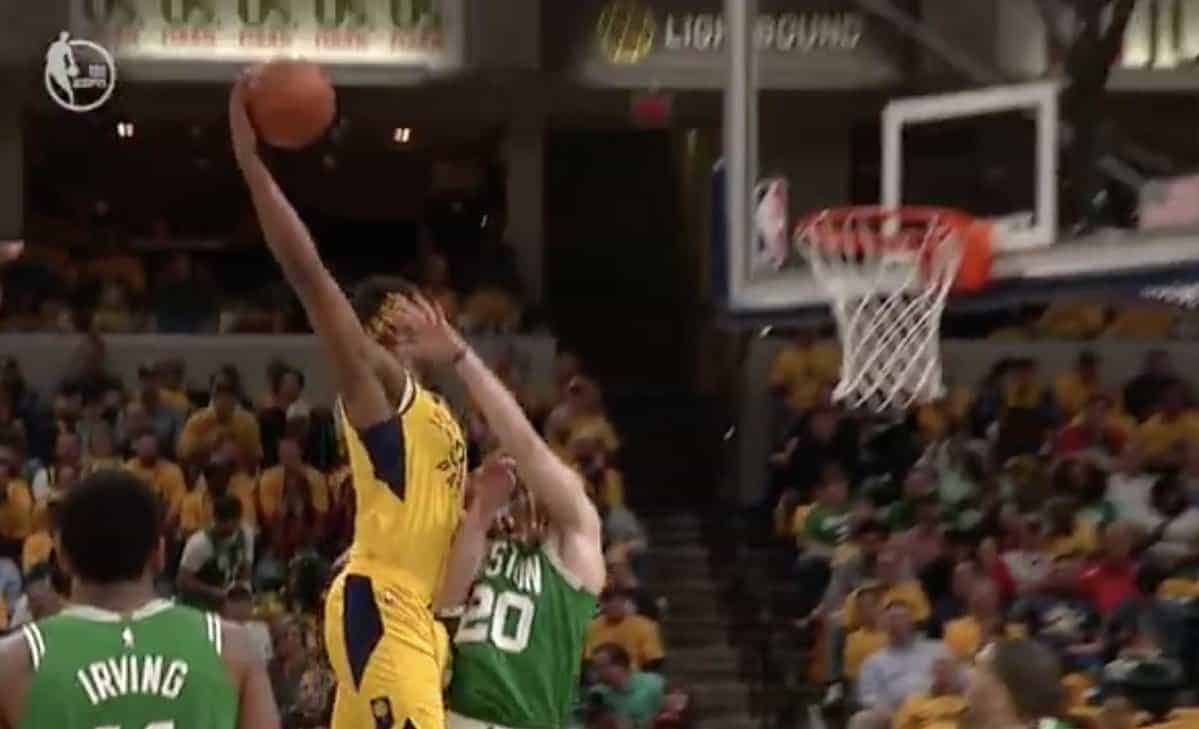 Myles Turner claque un énorme poster sur Gordon Hayward !