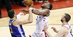 Kawhi Leonard joue bien avec un problème au genou