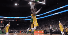 Jaylen Brown a calé un énorme dunk sur LeBron James !