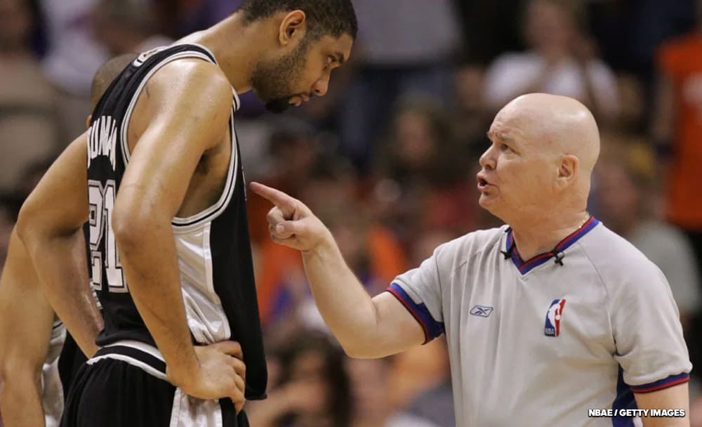 il y a 13 ans tim duncan était expulsé pour avoir trop rigolé sur le banc