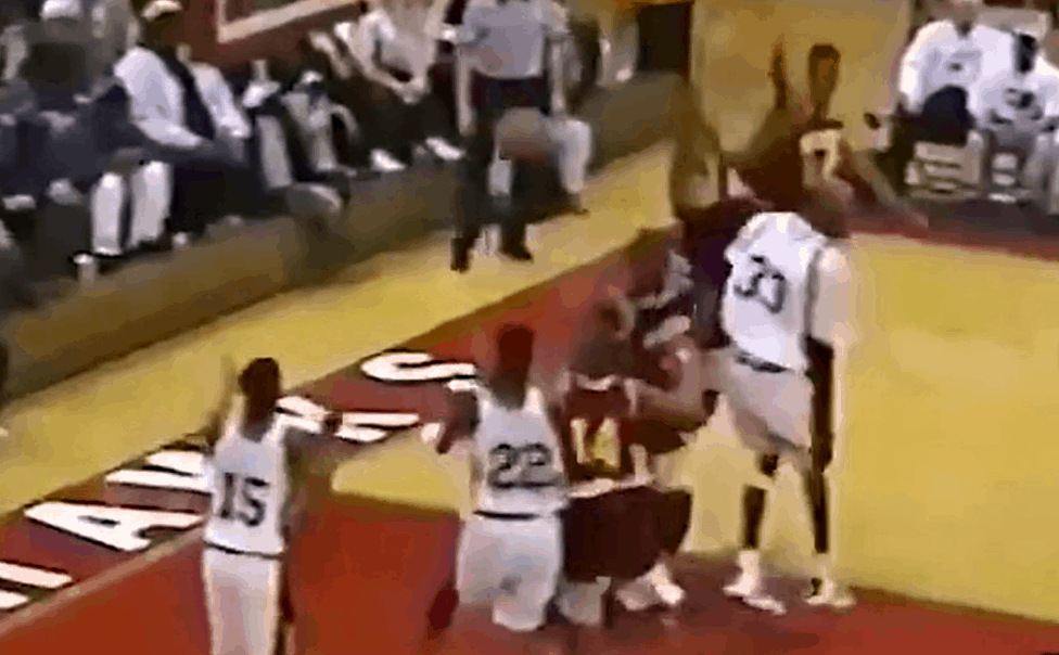 Quand Kobe Bryant marquait un panier impossible au lycée