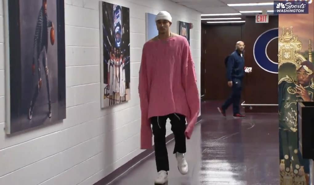 Kyle Kuzma débarque avec une tenue complètement WTF… désolé, on a plus les mots