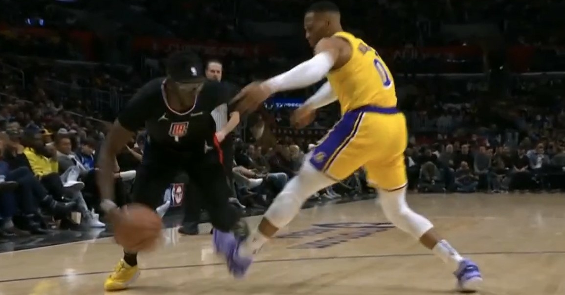 Reggie Jackson crosse Westbrook tellement salement qu’il lui fait un croche-patte