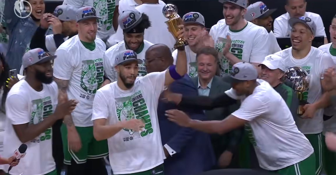 Jayson Tatum remporte le premier trophée Larry Bird, tout un symbole