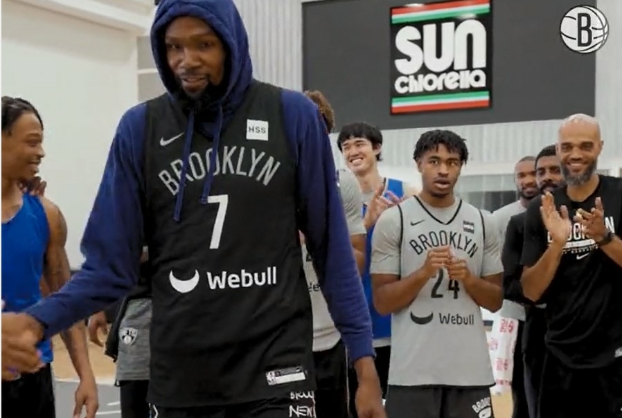 Les Nets fêtent Kevin Durant, Brooklyn est devenu le pays des Bisounours